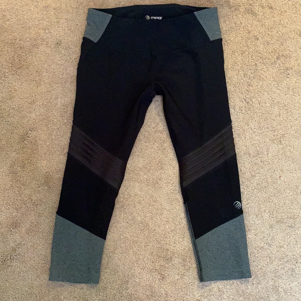 EUC Women’s Cropped Leggings